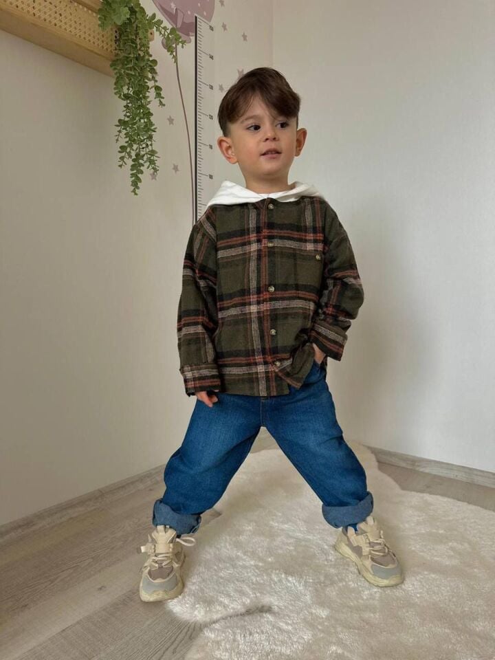 ODUNCU GÖMLEK VE KOT PANTOLONLU TAKIM