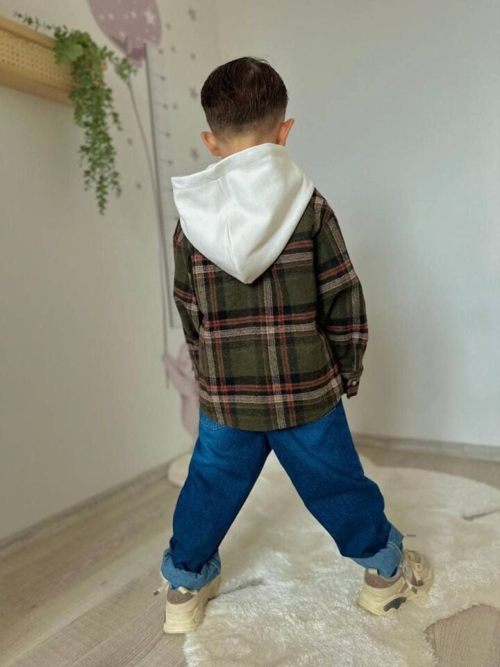 ODUNCU GÖMLEK VE KOT PANTOLONLU TAKIM