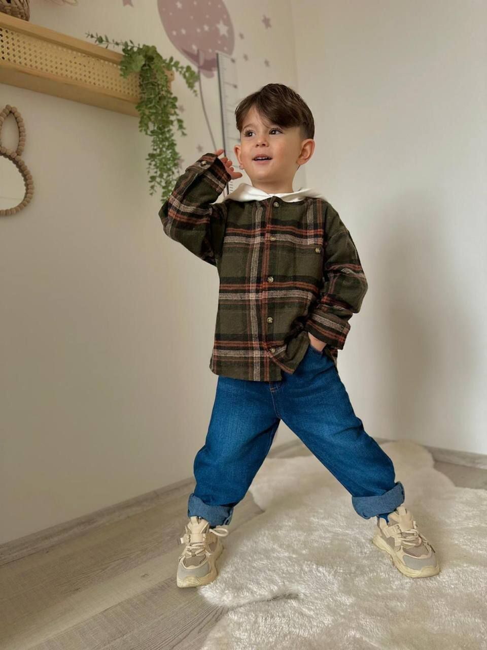 ODUNCU GÖMLEK VE KOT PANTOLONLU TAKIM