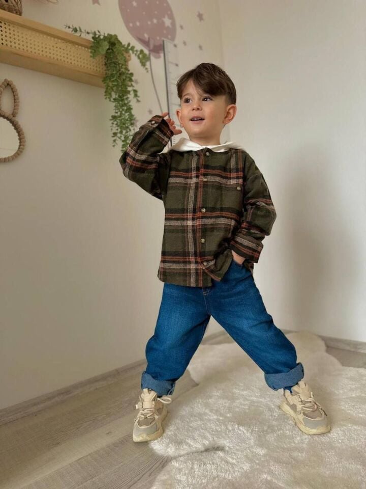 ODUNCU GÖMLEK VE KOT PANTOLONLU TAKIM