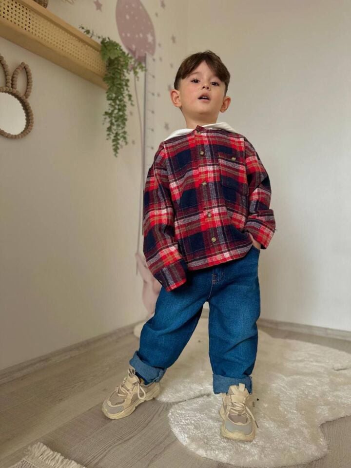 ODUNCU GÖMLEK VE KOT PANTOLONLU TAKIM