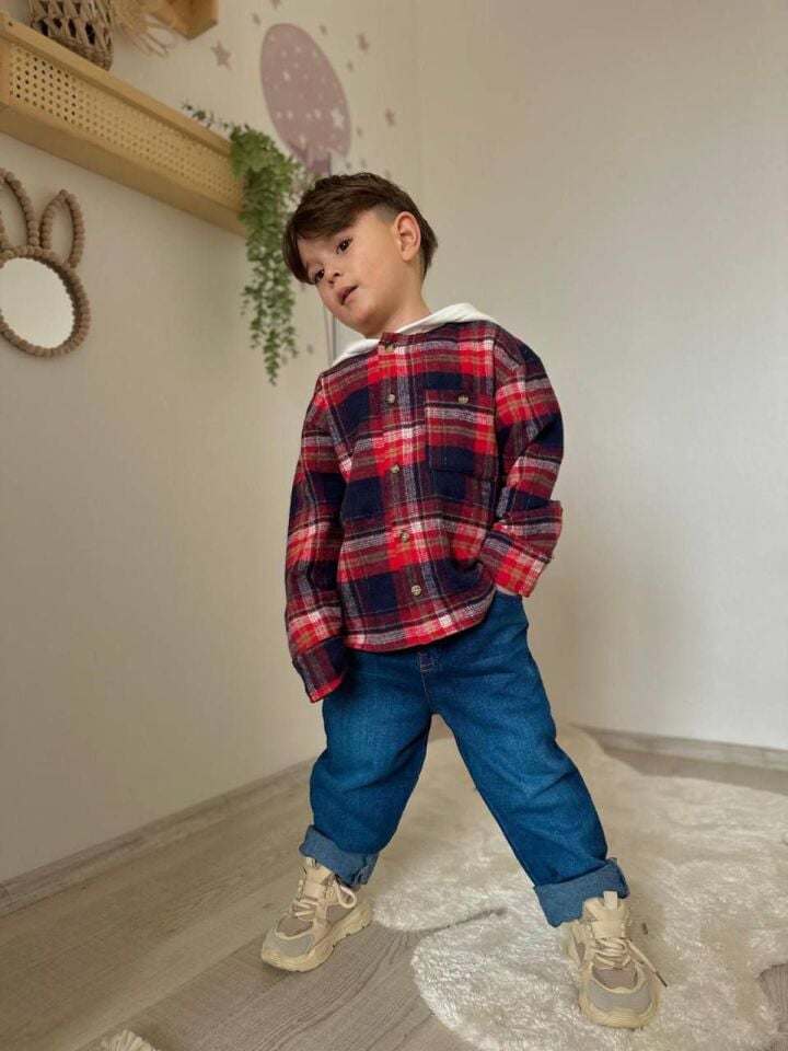 ODUNCU GÖMLEK VE KOT PANTOLONLU TAKIM