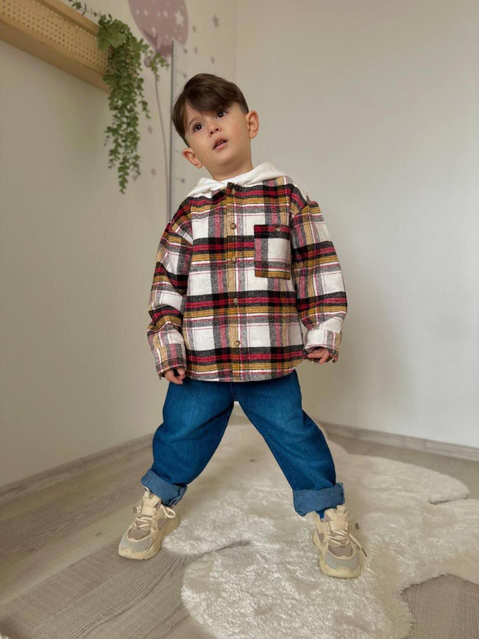 ODUNCU GÖMLEK VE KOT PANTOLONLU TAKIM