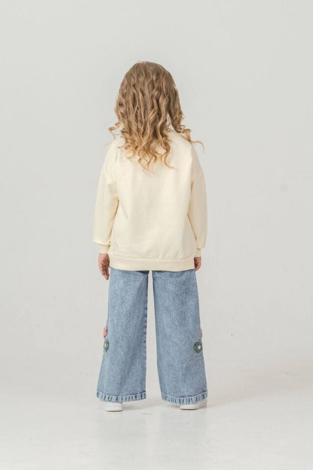 ÇİÇEK NAKIŞLI SWET VE KOT PANLOLONLU TAKIM