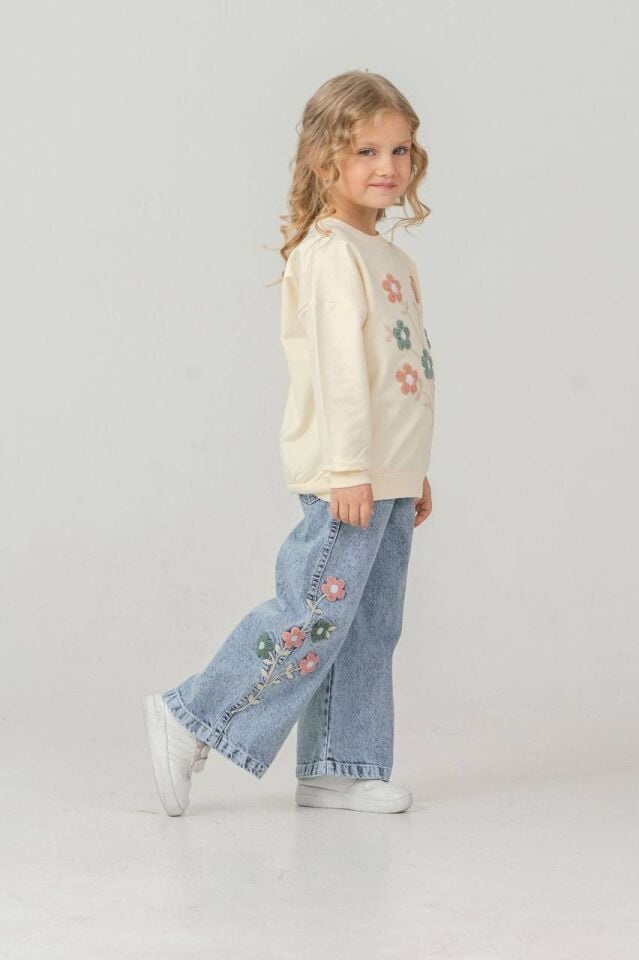 ÇİÇEK NAKIŞLI SWET VE KOT PANLOLONLU TAKIM