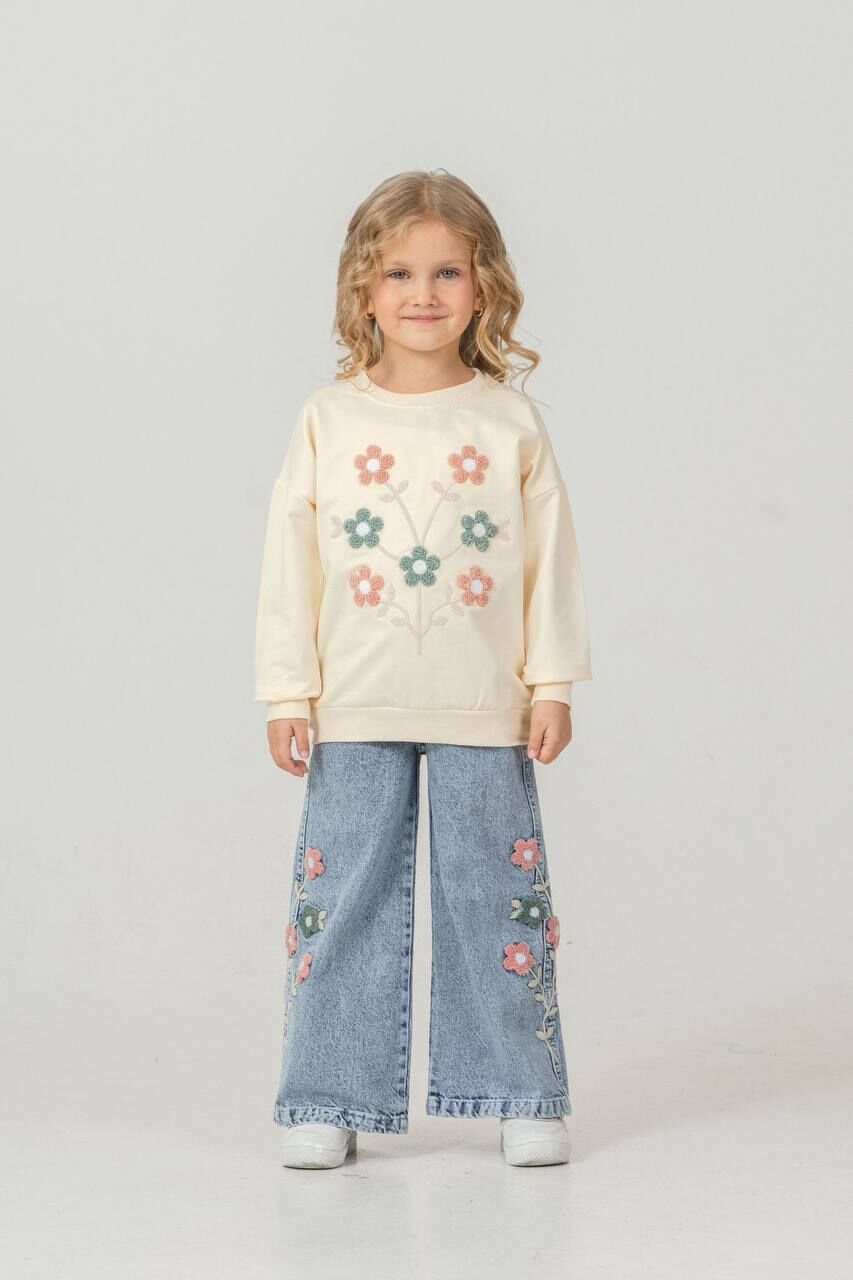 ÇİÇEK NAKIŞLI SWET VE KOT PANLOLONLU TAKIM