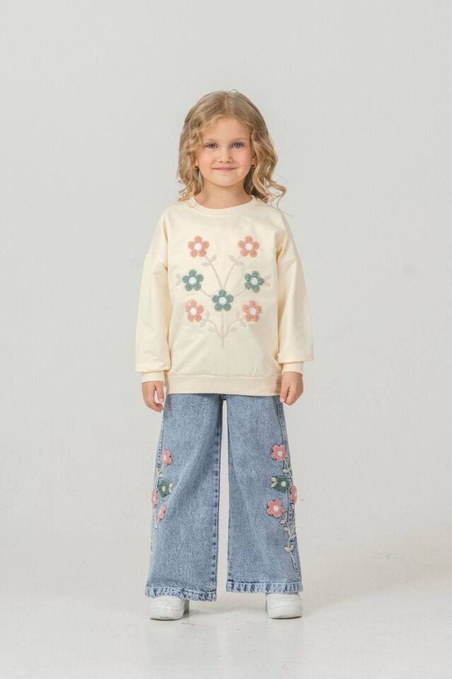 ÇİÇEK NAKIŞLI SWET VE KOT PANLOLONLU TAKIM