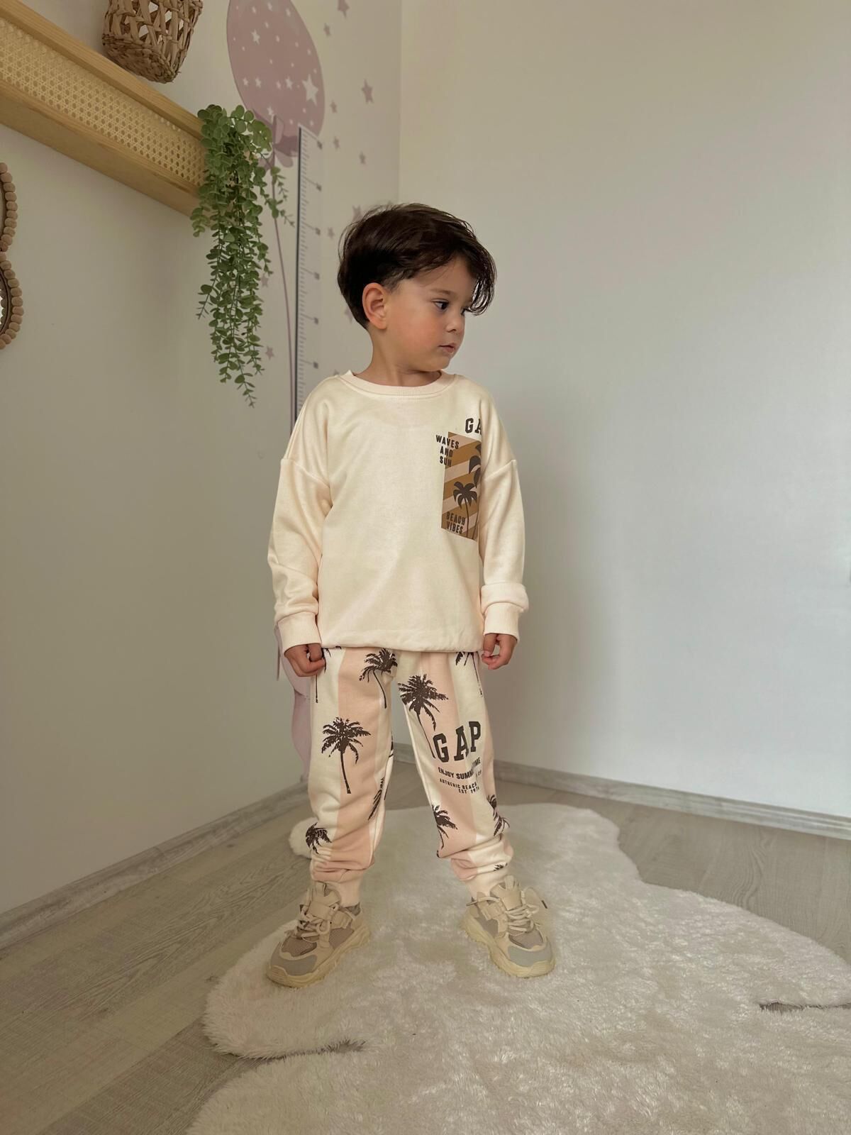 GAP BASKILI ÜÇ İPLİK MEVSİMLİK ERKEK ÇOCUK TAKIMI