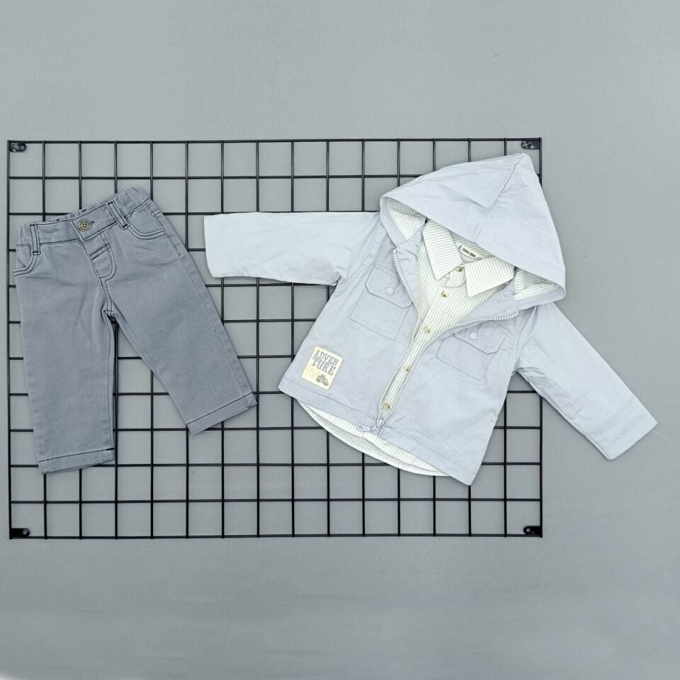 YAĞMURLUK-GÖMLEK VE KOT PANTOLONLU ERKEK BEBE TAKIMI